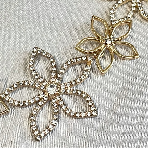 NEW Rhinestone Flower Statement Necklace - Picture 3 of 7